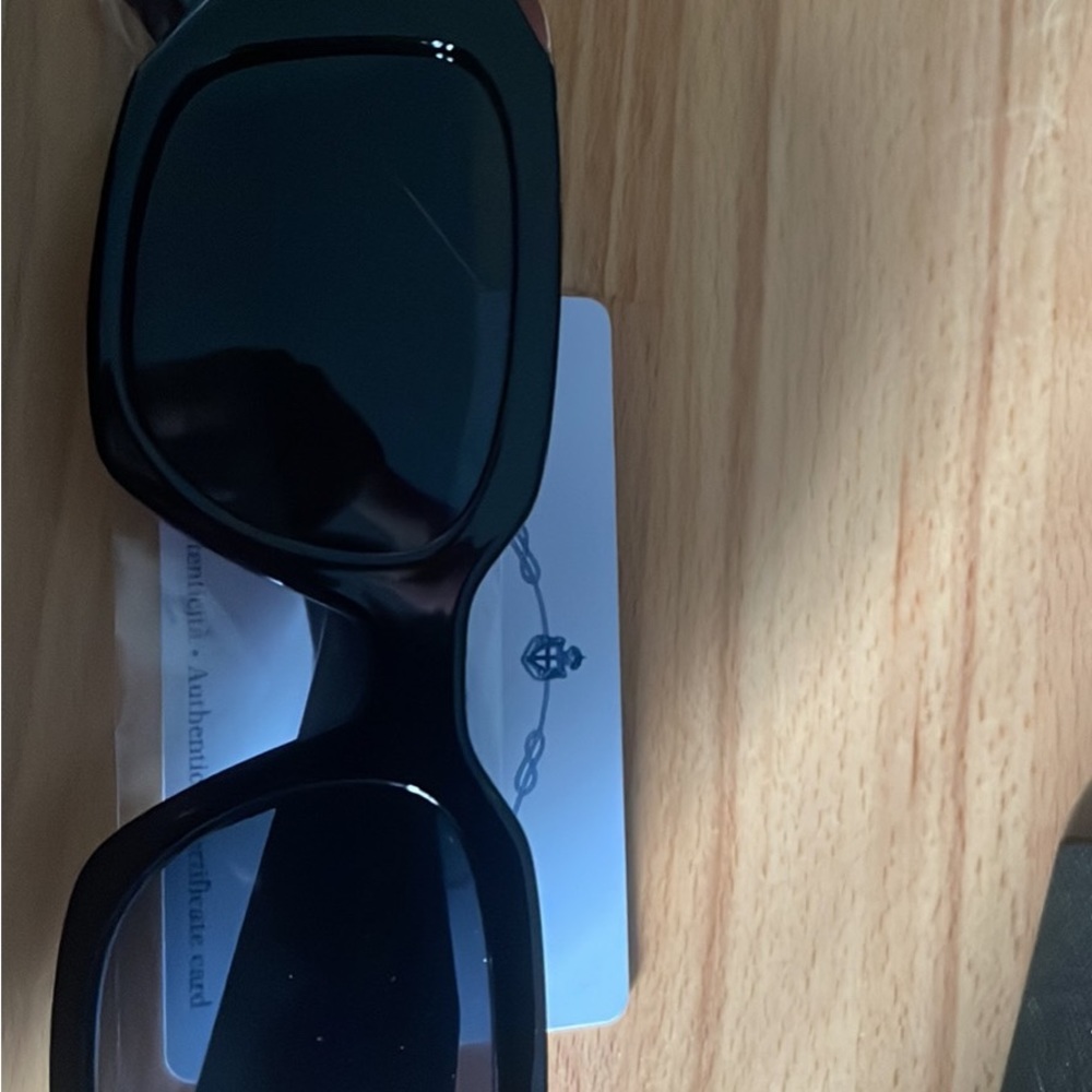 Prada sunglasses - Picture 5 of 6